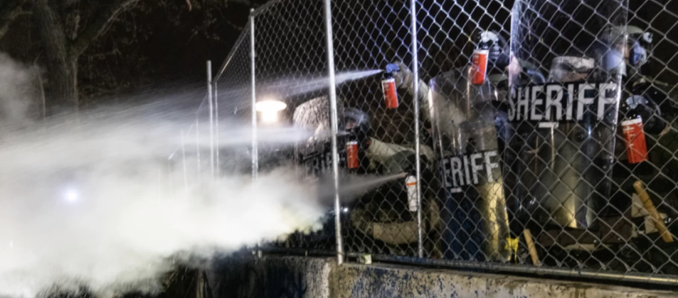 Συμβαίνουν και στις ΗΠΑ του Τ.Μπάιντεν: Τέταρτη νύχτα επεισοδίων μετά τον θάνατο 20χρονου μαύρου από αστυνομικό